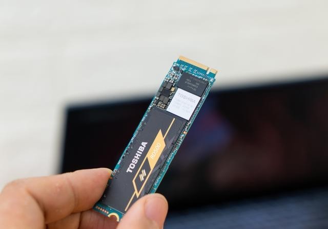 电脑卡慢多半C盘不够用！升级1TB东芝RD500 NVMe固态硬盘再战3年