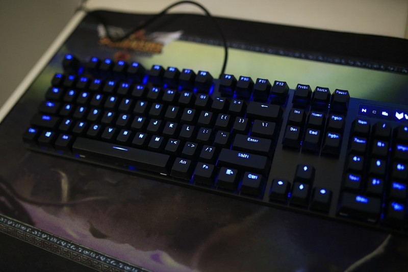 玩游戏我选cherry黑轴，雷柏V805机械键盘评测