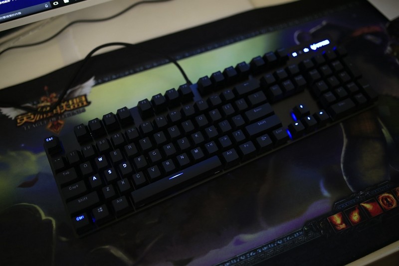 玩游戏我选cherry黑轴，雷柏V805机械键盘评测