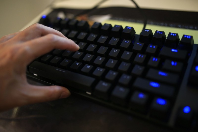 玩游戏我选cherry黑轴，雷柏V805机械键盘评测