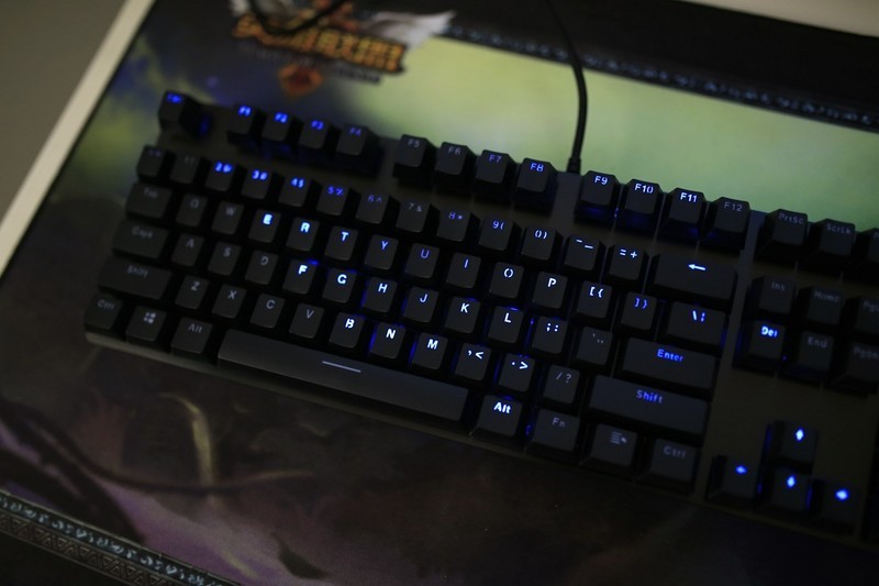 玩游戏我选cherry黑轴，雷柏V805机械键盘评测