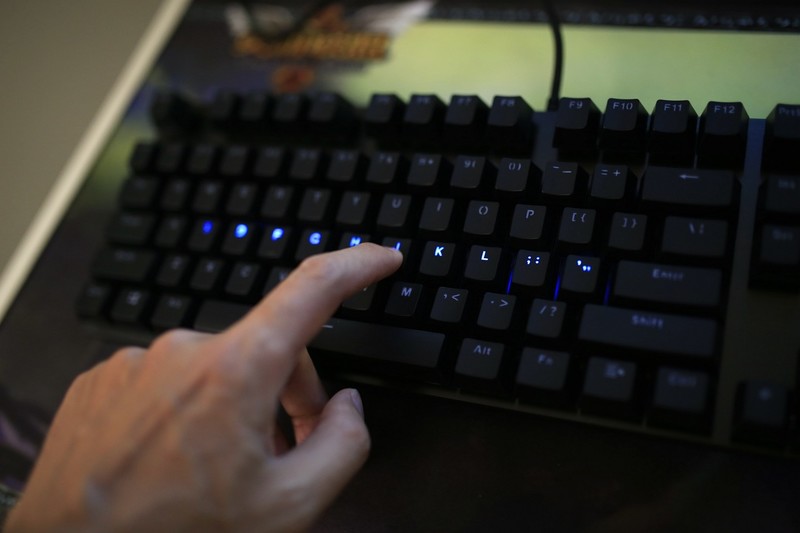 玩游戏我选cherry黑轴，雷柏V805机械键盘评测