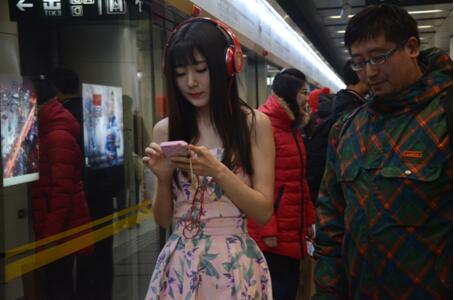 刚在6号线看到一美女对着手机连呼带叫，以为打架原来是玩手游！