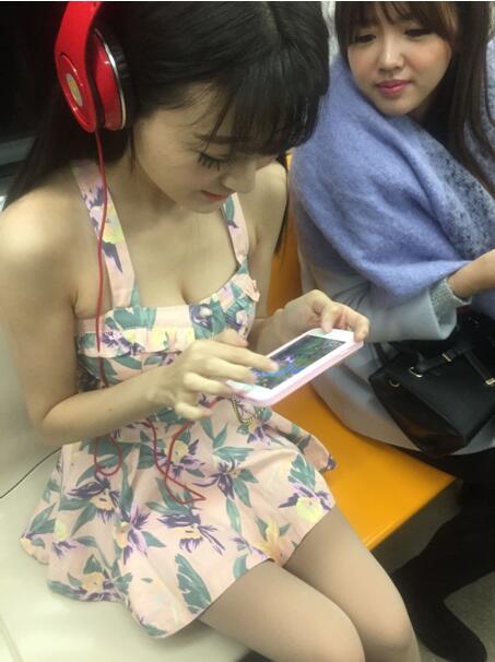 刚在6号线看到一美女对着手机连呼带叫，以为打架原来是玩手游！