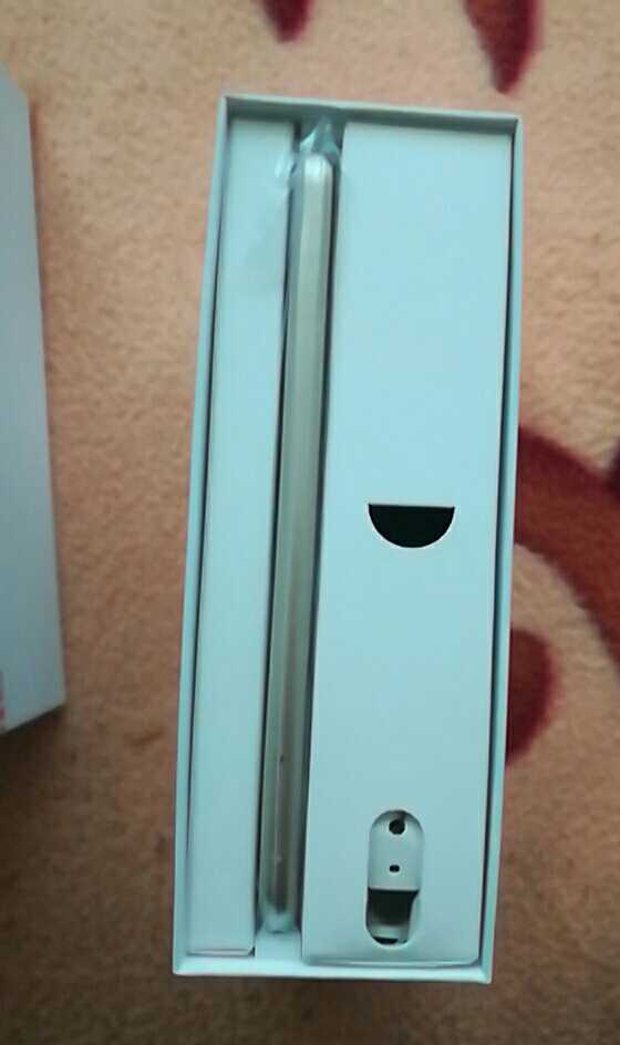 荣耀已到手，后盖是塑料