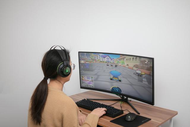 最具性价比的电竞显示器，记得帮男友收藏，这是他梦寐以求的礼物