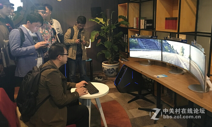 没想到投影电视还能这样玩，都不需要显示器了