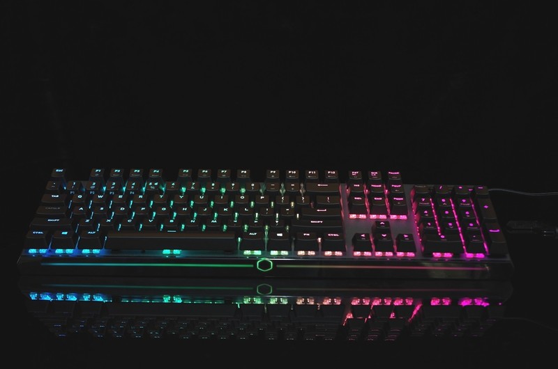 等灯等灯，整个MK750键盘都是RGB灯