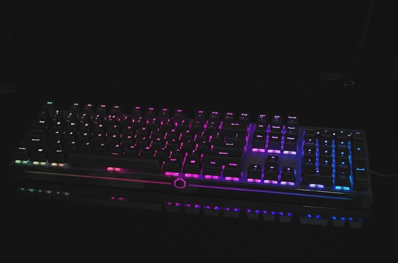 等灯等灯，整个MK750键盘都是RGB灯