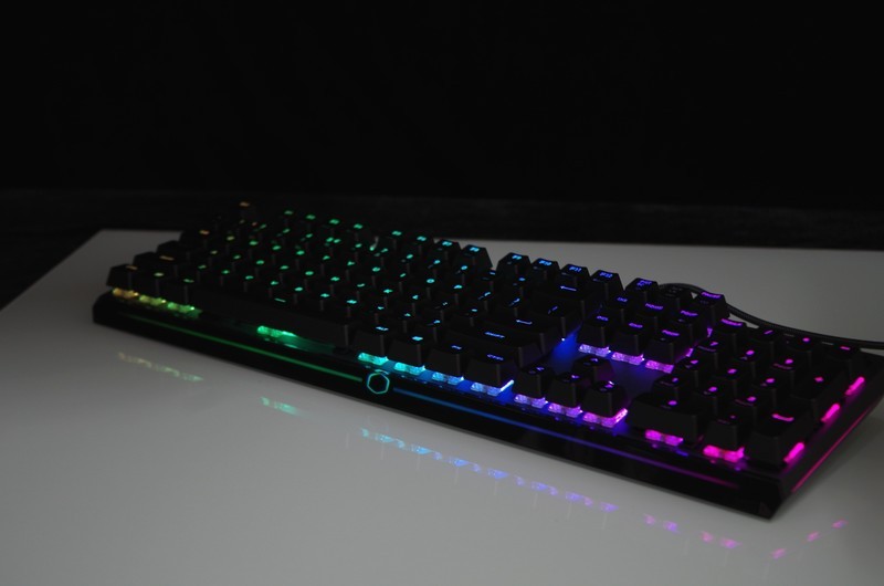 等灯等灯，整个MK750键盘都是RGB灯