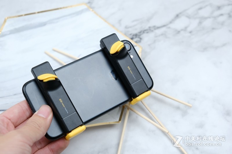 别人家卖9.9元的吃鸡外设，这家居然标价到99元，贵的果然好用！