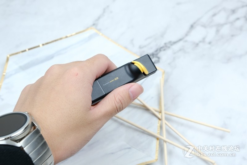 别人家卖9.9元的吃鸡外设，这家居然标价到99元，贵的果然好用！