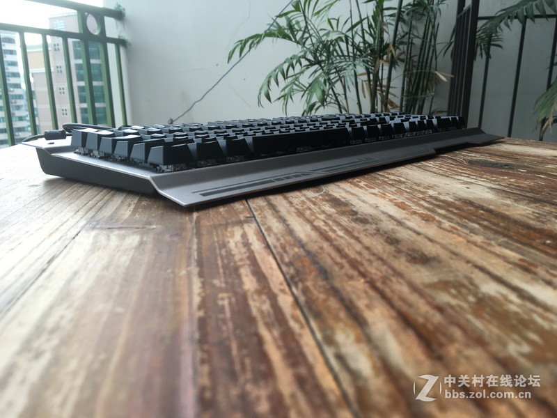 超薄金属游戏机械键盘来袭？