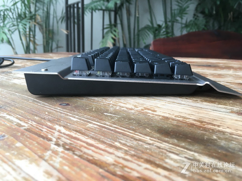 超薄金属游戏机械键盘来袭？