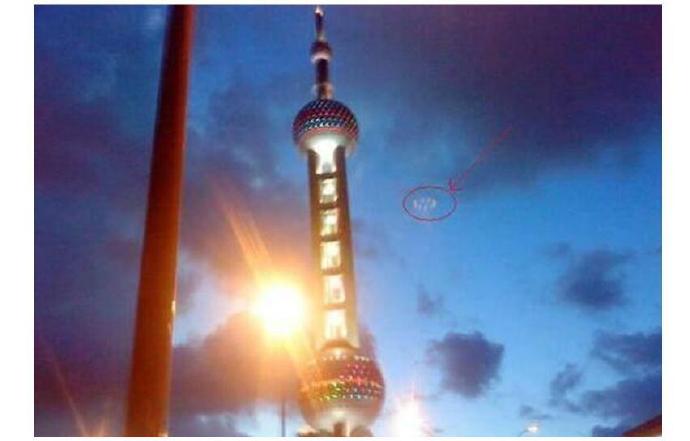 实拍!外滩东方明珠塔上空现不明生物，身受雷击毫发无损!
