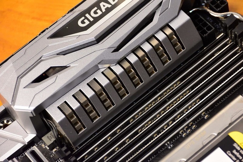 GIGABYTE X399 DESIGNARE EX 主板开箱上机