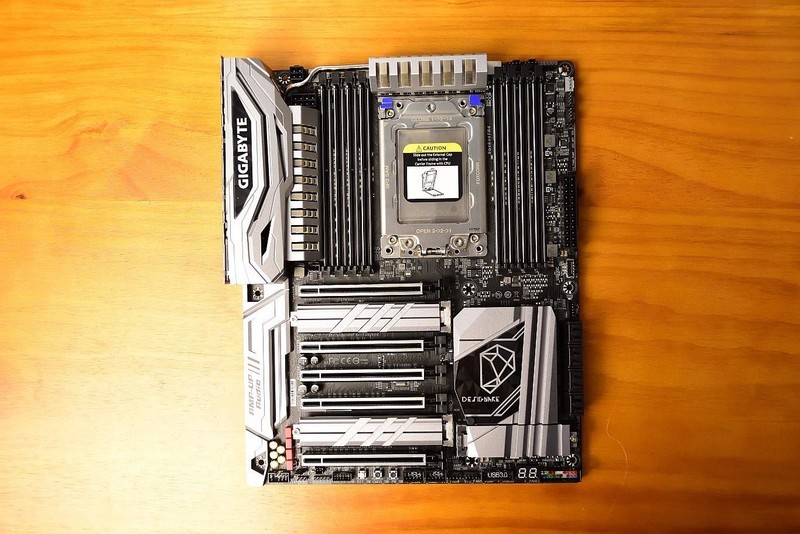GIGABYTE X399 DESIGNARE EX 主板开箱上机