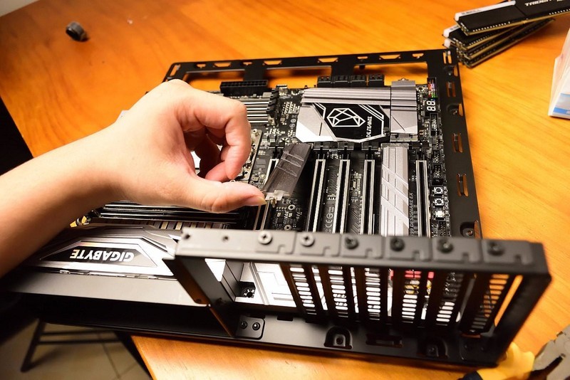 GIGABYTE X399 DESIGNARE EX 主板开箱上机