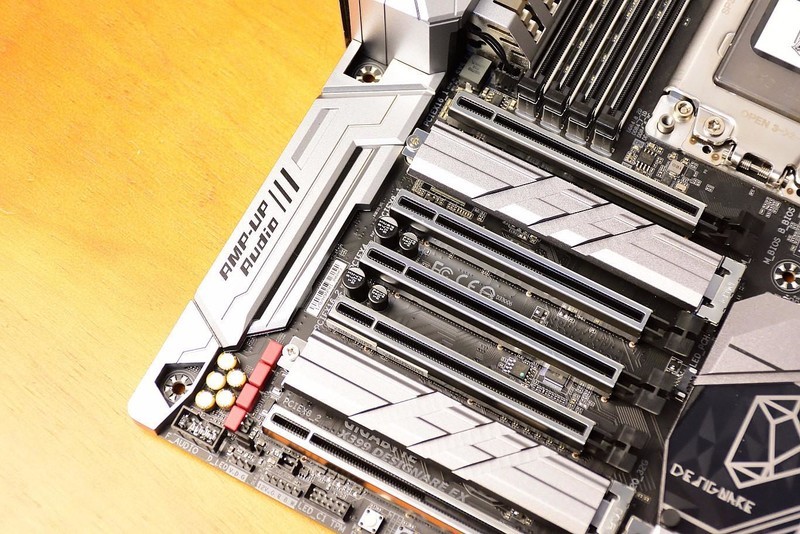 GIGABYTE X399 DESIGNARE EX 主板开箱上机