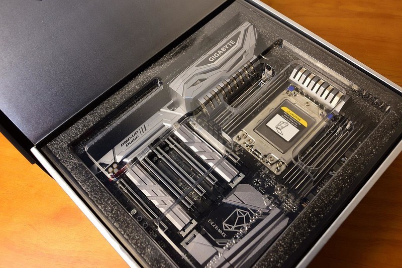 GIGABYTE X399 DESIGNARE EX 主板开箱上机