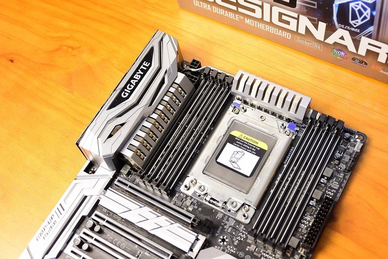 GIGABYTE X399 DESIGNARE EX 主板开箱上机