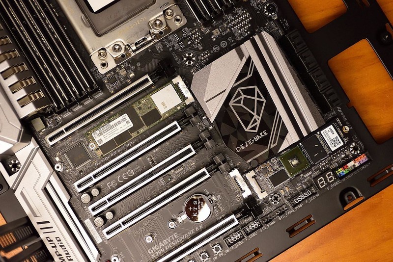 GIGABYTE X399 DESIGNARE EX 主板开箱上机