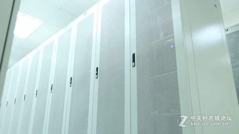 香港新世界电讯机房机柜环境图展示，现为香港宽频企业方案