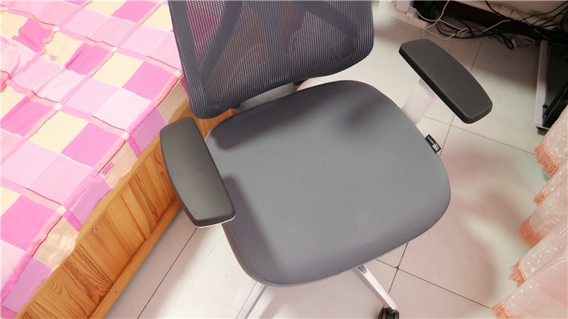 黑白调蝶翼双腰托人体工学椅：6大特点给你清凉夏天