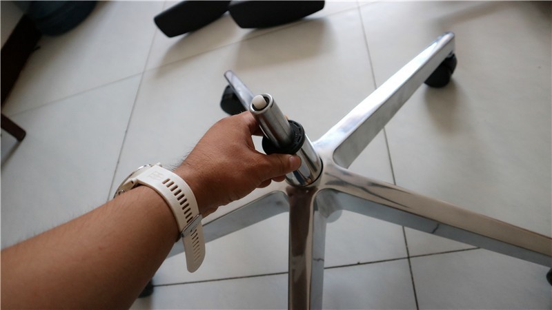 黑白调蝶翼双腰托人体工学椅：6大特点给你清凉夏天