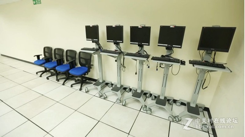 香港新世界电讯机房机柜环境图展示，现为香港宽频企业方案