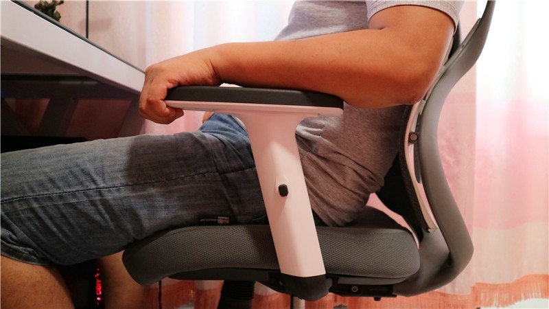 黑白调蝶翼双腰托人体工学椅：6大特点给你清凉夏天