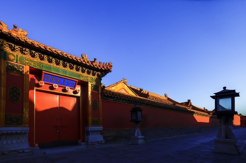 《如何设计好 建筑的完整性、空间透视、建筑与人物、饰物之间的合理关系》