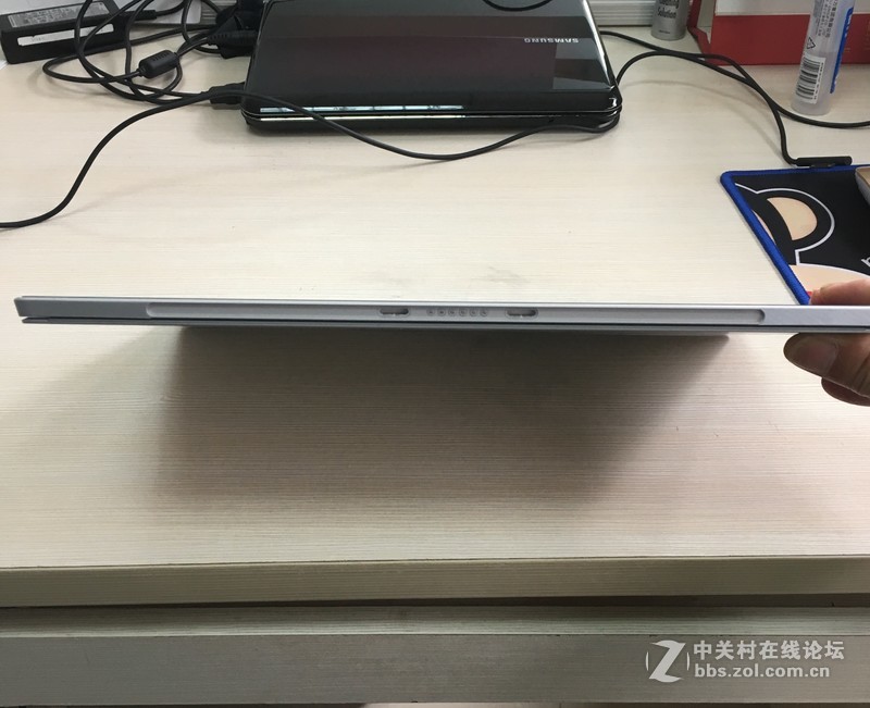 怎么设计的是弯的？