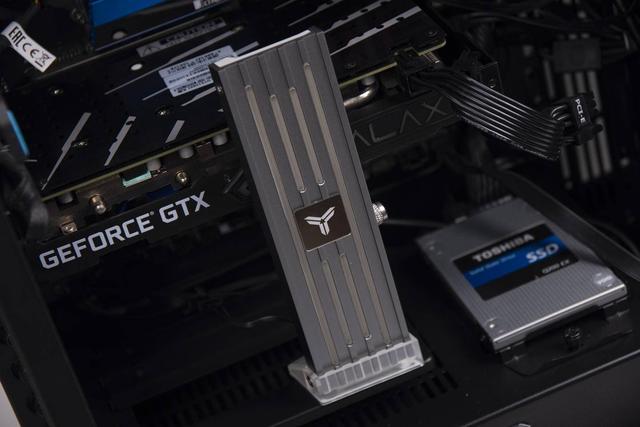 售价99元，1600万色彩变幻，乔思伯VC-4显卡支撑架上手体验