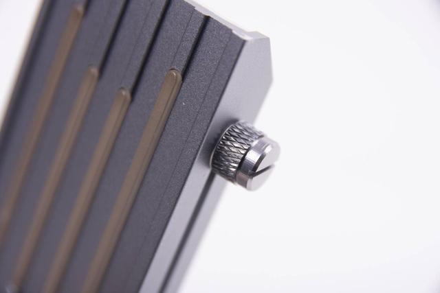 售价99元，1600万色彩变幻，乔思伯VC-4显卡支撑架上手体验