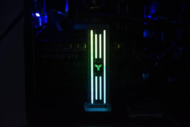 售价99元，1600万色彩变幻，乔思伯VC-4显卡支撑架上手体验