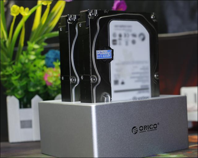 双盘位高速脱机拷贝，这个硬盘底座不简单