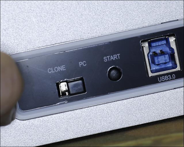 双盘位高速脱机拷贝，这个硬盘底座不简单