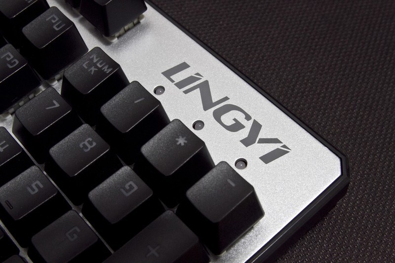 百元级吃鸡利器什么体验？灵逸黑寡妇机械键盘了解一下