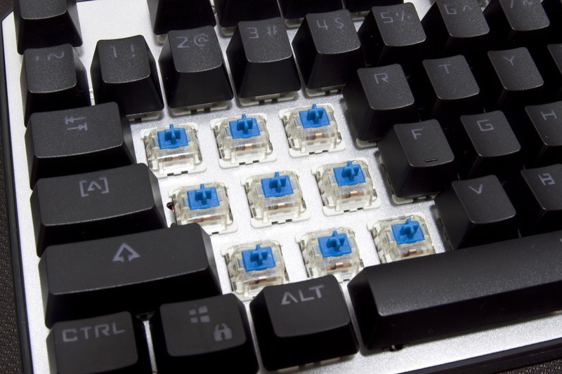 百元级吃鸡利器什么体验？灵逸黑寡妇机械键盘了解一下