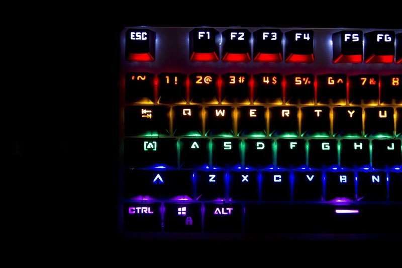 百元级吃鸡利器什么体验？灵逸黑寡妇机械键盘了解一下