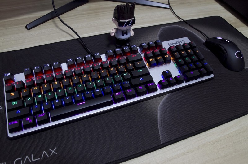 百元级吃鸡利器什么体验？灵逸黑寡妇机械键盘了解一下