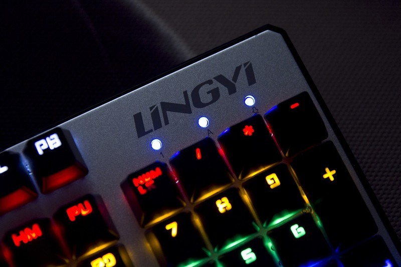 百元级吃鸡利器什么体验？灵逸黑寡妇机械键盘了解一下