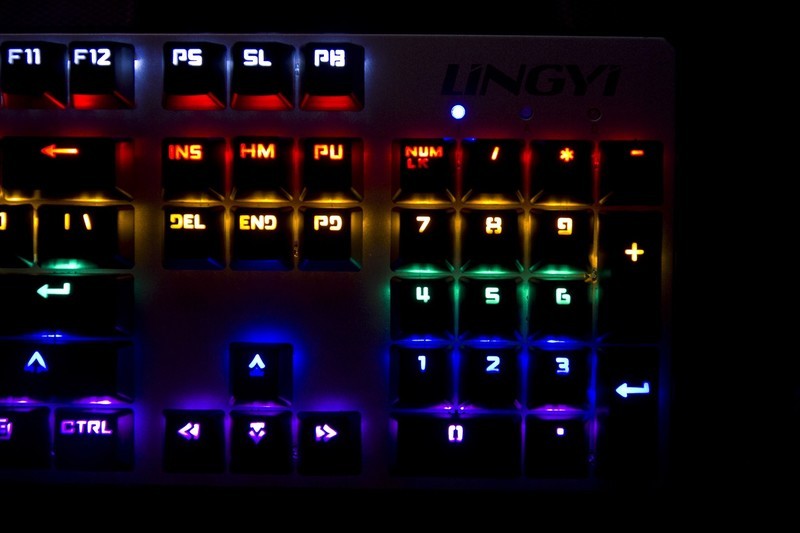 百元级吃鸡利器什么体验？灵逸黑寡妇机械键盘了解一下