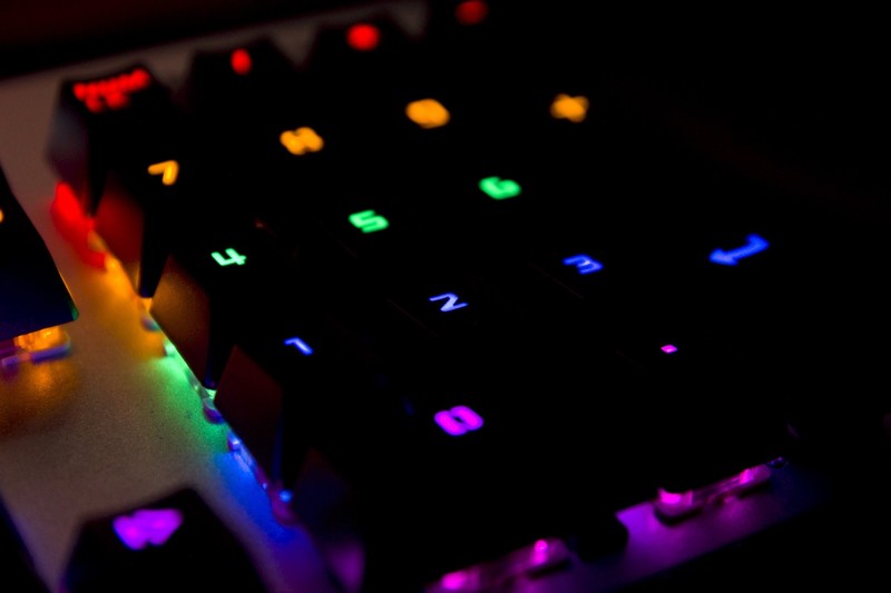 百元级吃鸡利器什么体验？灵逸黑寡妇机械键盘了解一下