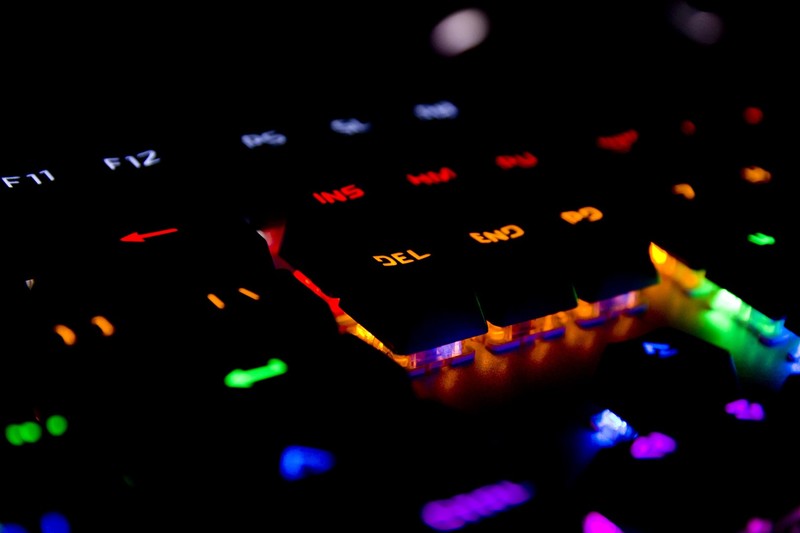 百元级吃鸡利器什么体验？灵逸黑寡妇机械键盘了解一下