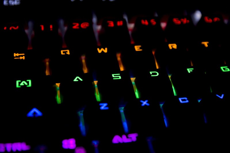 百元级吃鸡利器什么体验？灵逸黑寡妇机械键盘了解一下