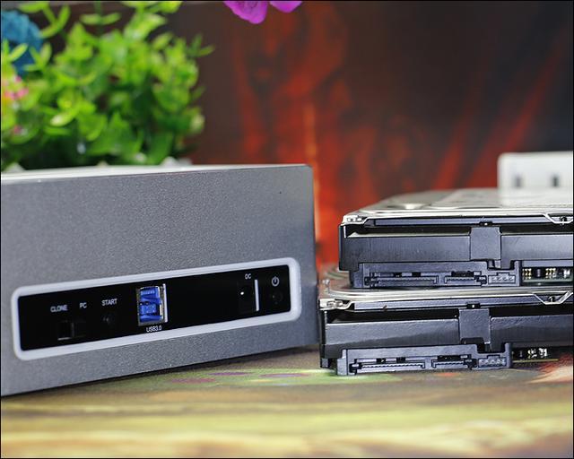 双盘位高速脱机拷贝，这个硬盘底座不简单