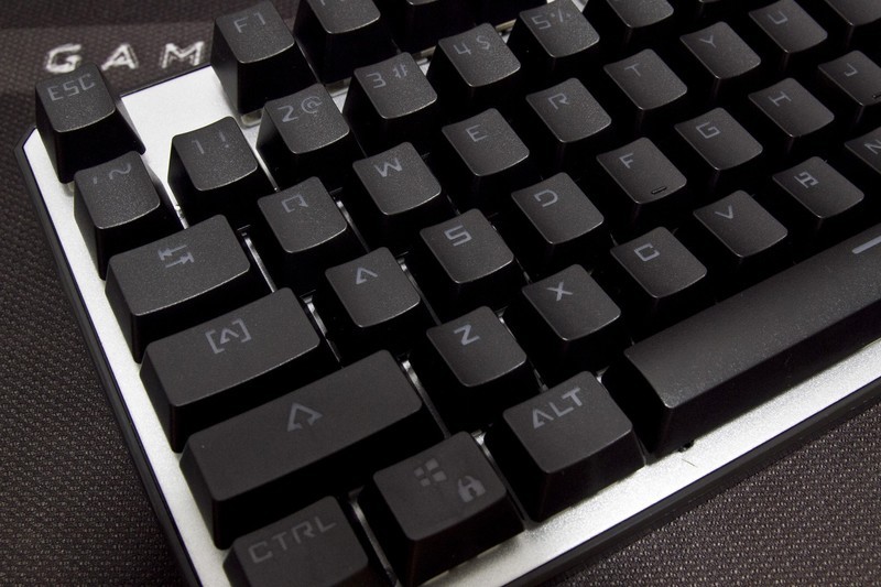 百元级吃鸡利器什么体验？灵逸黑寡妇机械键盘了解一下