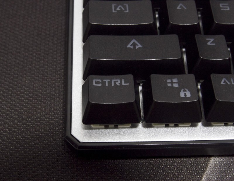 百元级吃鸡利器什么体验？灵逸黑寡妇机械键盘了解一下